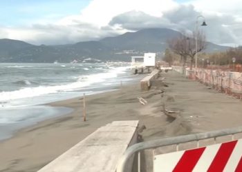 Erosione costiera e mareggiate a Sapri, Casal Velino ed Ascea. Il Codacons attacca: “13 milioni spesi e il mare avanza, ora qualcuno risponda”