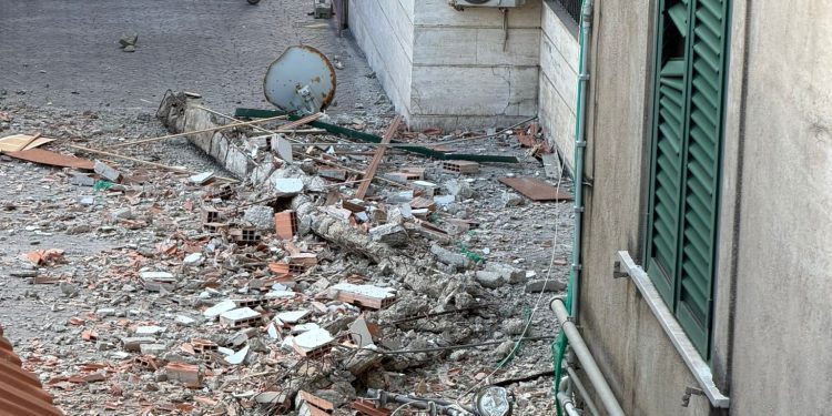 Crollo un edificio della Provincia a Marina di Vietri. Intanto tavolo tecnico per la frana sulla Sp82 a Santa Marina