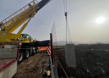 Ripresi i lavori sul ponte di Caiazzano. In azione mezzi e operai