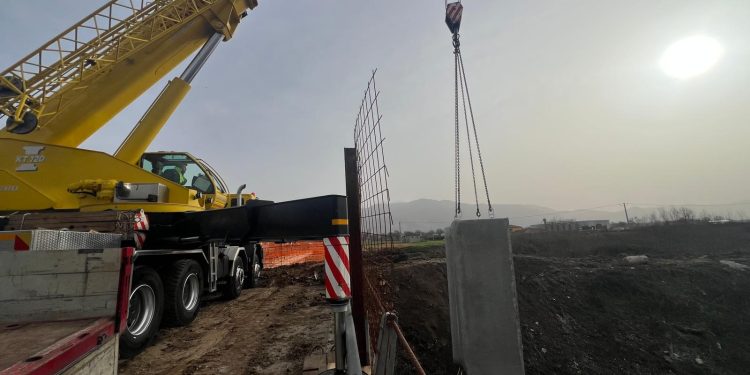 Ripresi i lavori sul ponte di Caiazzano. In azione mezzi e operai