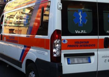 Lite tra minorenni a pochi passi dalle scuole: 16enne ferito al collo a Salerno