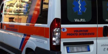 Lite tra minorenni a pochi passi dalle scuole: 16enne ferito al collo a Salerno