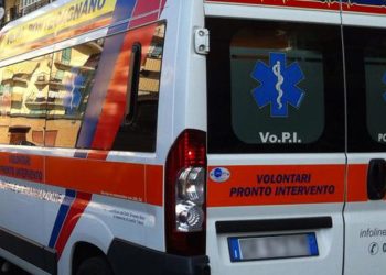 Lite tra minorenni a pochi passi dalle scuole: 16enne ferito al collo a Salerno