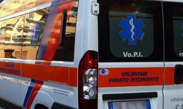 Lite tra minorenni a pochi passi dalle scuole: 16enne ferito al collo a Salerno