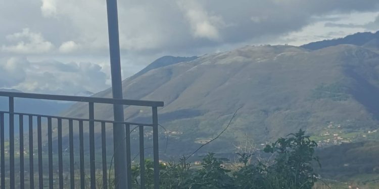 Abbandona rifiuti a Buccino sotto il cartello: “Vietato”, viene beccato dalle telecamere