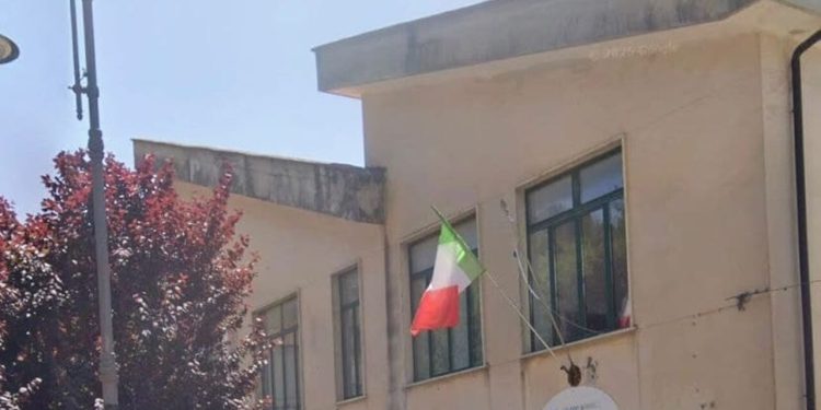 Crollo del solaio nella scuola di Sant’Angelo a Fasanella. Il sindaco: “Al lavoro per la sicurezza”