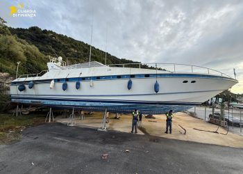 Gioco illegale, arresti e maxi-sequestro: barca di lusso a Sapri sotto sequestro