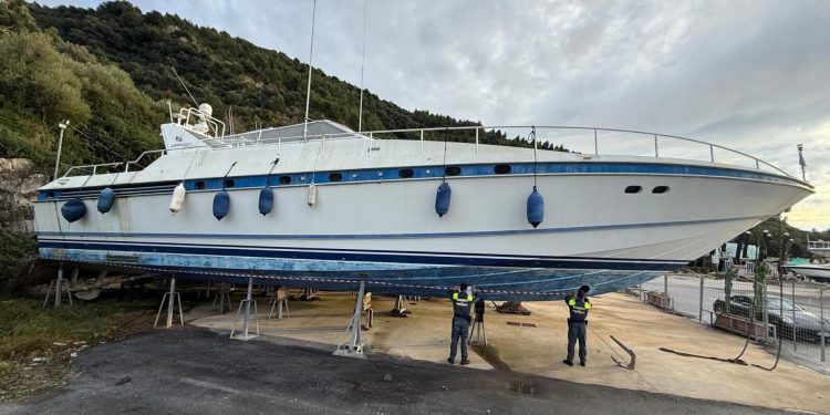 Gioco illegale, arresti e maxi-sequestro: barca di lusso a Sapri sotto sequestro