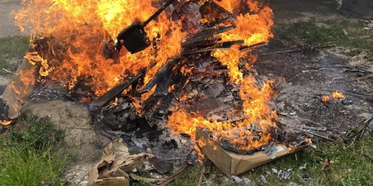Sorpreso a bruciare rifiuti a Eboli: denunciato un piromane
