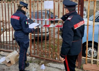 Discarica abusiva di auto scoperta a Montecorvino Pugliano: area sequestrata, denunciato il proprietario del terreno