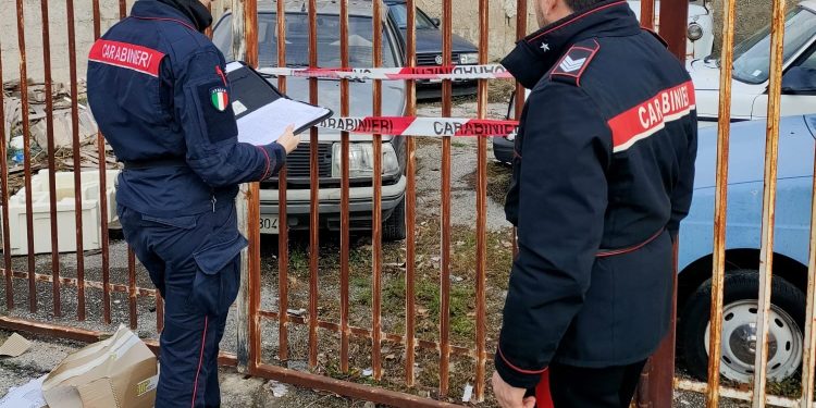 Discarica abusiva di auto scoperta a Montecorvino Pugliano: area sequestrata, denunciato il proprietario del terreno