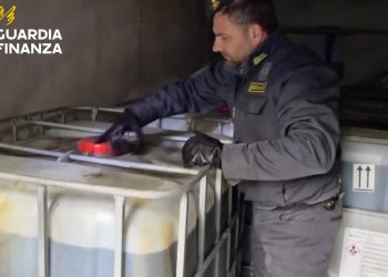 Campania, sequestro di 5mila litri di gasolio di contrabbando: tre denunciati