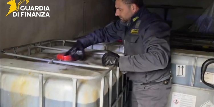 Campania, sequestro di 5mila litri di gasolio di contrabbando: tre denunciati