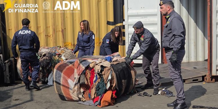 Sequestrati nel porto di Napoli oltre 130 tonnellate di rifiuti tessili diretti in Nigeria