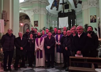 A Corleto Monforte una veglia per la pace che ha unito fedeli, autorità politiche e forze dell’ordine