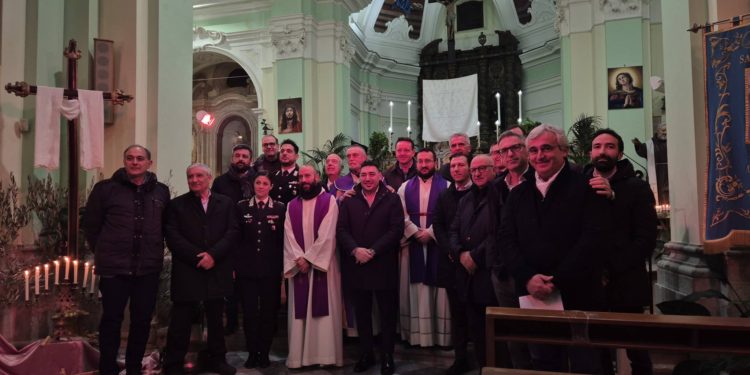 A Corleto Monforte una veglia per la pace che ha unito fedeli, autorità politiche e forze dell’ordine