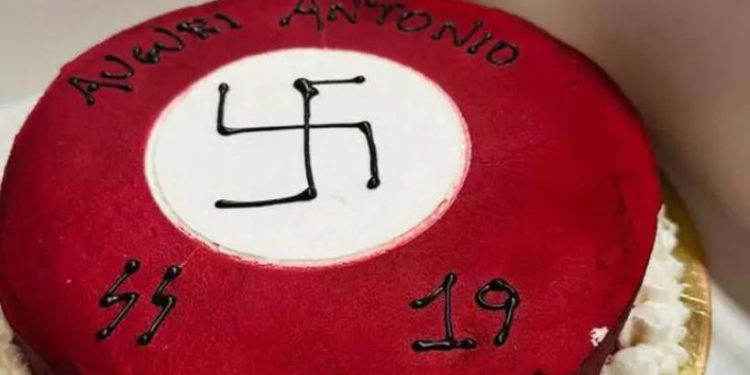 Matera, una torta di compleanno con simboli nazisti: scoppia la polemica social