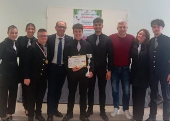 Gli studenti dell’IPSEOA “Sacco” di Sant’Arsenio brillano a Napoli: premio eleganza per Nicola Mele
