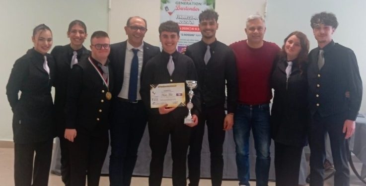 Gli studenti dell’IPSEOA “Sacco” di Sant’Arsenio brillano a Napoli: premio eleganza per Nicola Mele