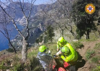 Escursionista  si ferisce sul Sentiero degli Dei: soccorsa con l’elisoccorso