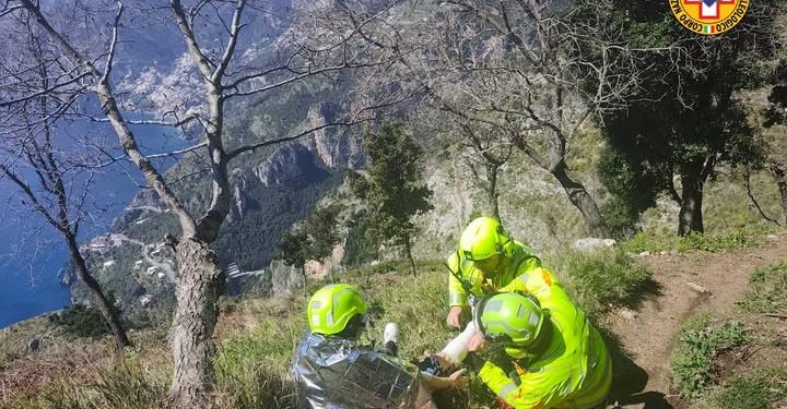 Escursionista  si ferisce sul Sentiero degli Dei: soccorsa con l’elisoccorso