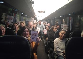 Don Roberto Faccenda conquista i passeggeri delle Autolinee Curcio con il suo “Ar(m)arsi con cinque ciottoli”