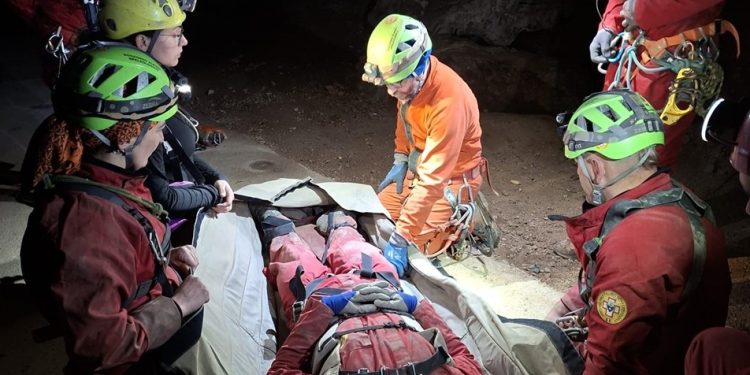 Soccorso Alpino e Speleologico Campania: addestramento nelle grotte di Castelcivita e tratti verticali non turistici