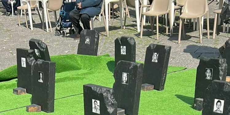 Un “cimitero” di vittime palestinesi spunta nel centro di Salerno