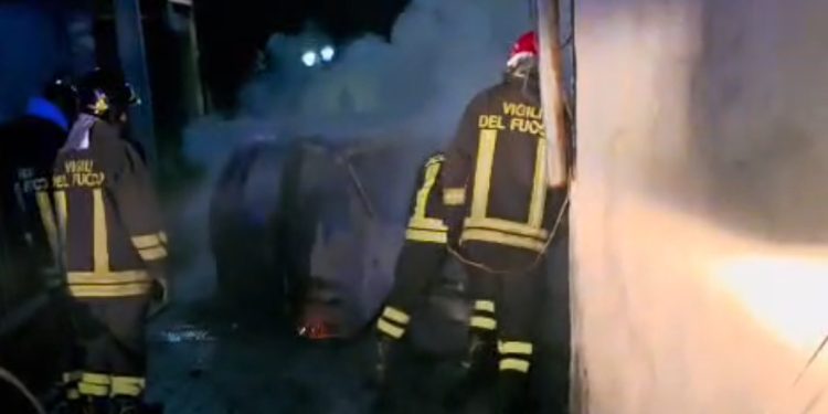 Auto in fiamme a Sassano, conducente in ospedale