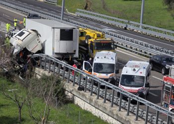 Con l’autoarticolato nel guard rail. Grave un camionista a Polla