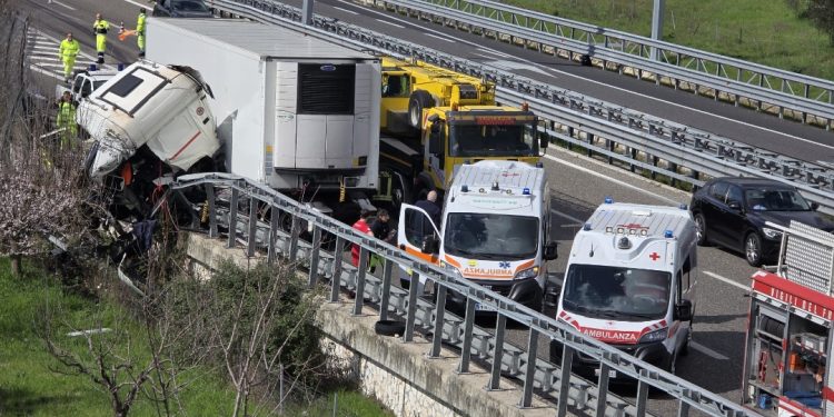 Con l’autoarticolato nel guard rail. Grave un camionista a Polla