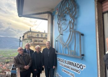Lo scrittore Maurizio De Giovanni a Sala Consilina: visita al Napoli Club e poi in scena al teatro Mario Scarpetta