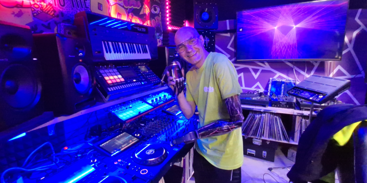 La forza di non arrendersi. La storia di Michele Specchiale, in arte DJ Miky Bionic, tra musica, tecnologia e la straordinaria arte di rinascere