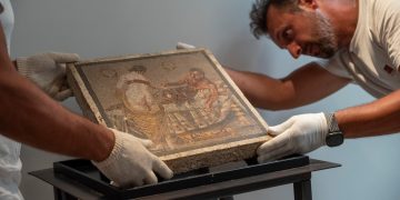 Il mistero del mosaico degli amanti: trafugato durante la guerra, ritrovato a Pompei ma originario delle Marche