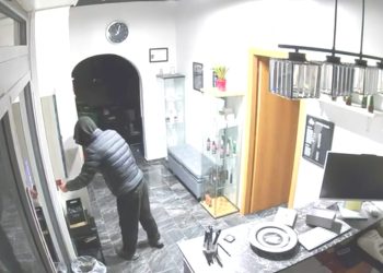 Ennesimo furto in un salone di bellezza a Salerno, lo sfogo del titolare sui social