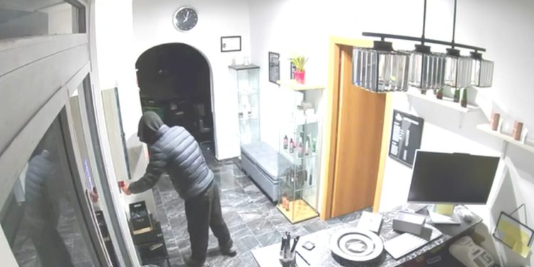 Ennesimo furto in un salone di bellezza a Salerno, lo sfogo del titolare sui social