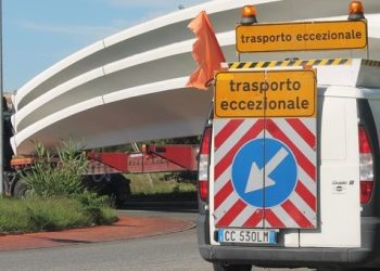 Trasporto eccezionale sulla A2 nel Salernitano, traffico rallentato nella notte tra Fisciano e Baronissi
