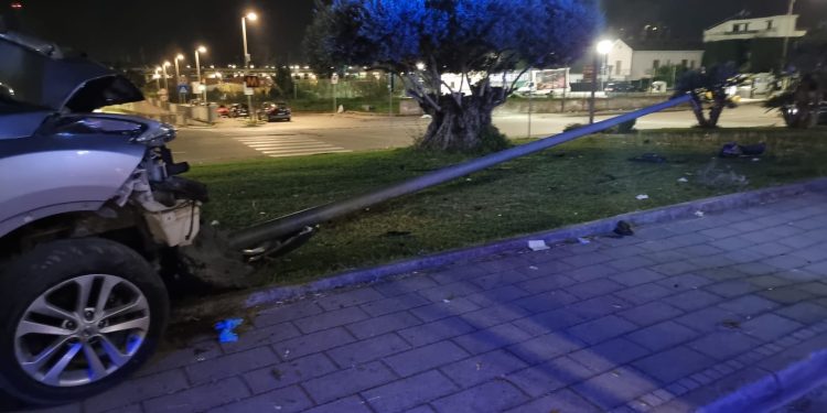Auto finisce contro un palo della luce a Salerno: feriti quattro giovani