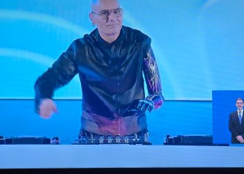 Miky Bionic apre i Giochi di Milano Cortina 2026 il dj bionico che fa ballare tutta l’Arena di Verona