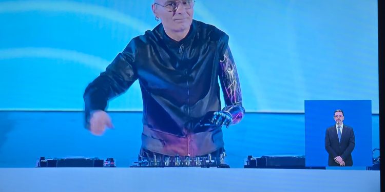 Miky Bionic apre i Giochi di Milano Cortina 2026 il dj bionico che fa ballare tutta l’Arena di Verona