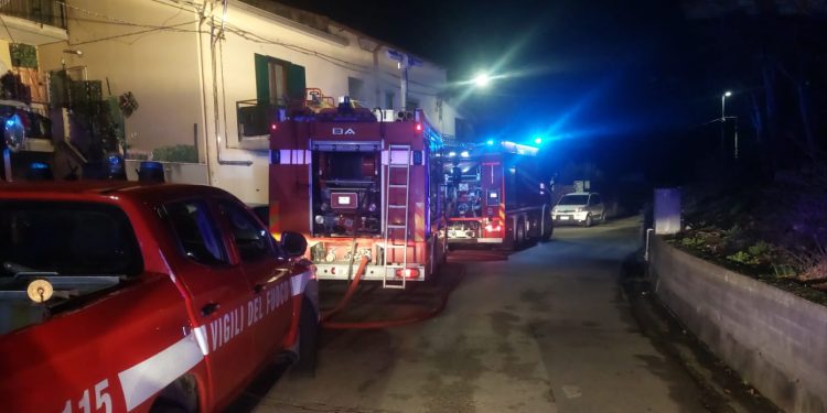 Si incendia abitazione a San Cipriano Picentino: 50enne intossicato