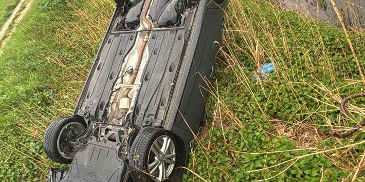 Scontro tra due auto a Sassano, una si ribalta a pochi metri da un torrente