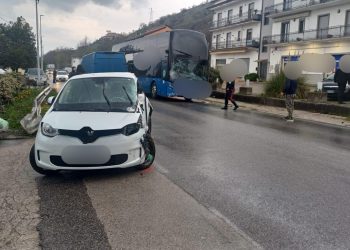 Scontro tra auto e autobus ad Atena Lucana: ferita una giovane donna