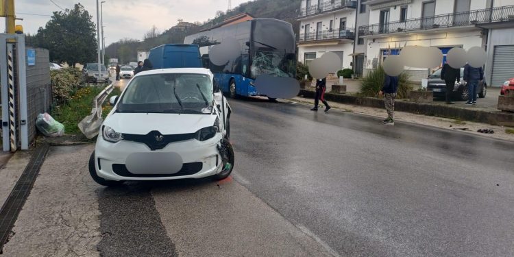 Scontro tra auto e autobus ad Atena Lucana: ferita una giovane donna