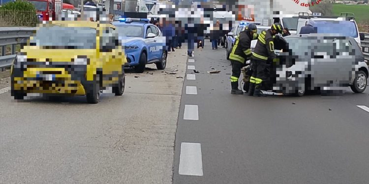 Scontro tra due auto sulla Statale 99 a Matera: tre feriti, strada temporaneamente chiusa