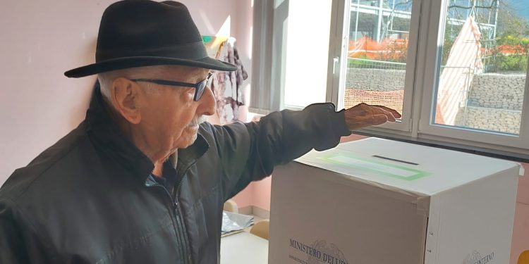 Referendum. A Montesano nonno Vincenzo, 100 anni,  vota. Affluenza boom a Sant’Arsenio e Pertosa