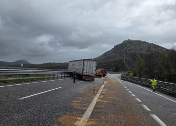 Autoarticolato nel guard rail tra Petina e Sicignano, ferito il conducente