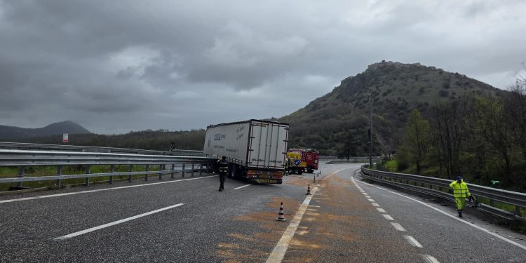 Autoarticolato nel guard rail tra Petina e Sicignano, ferito il conducente