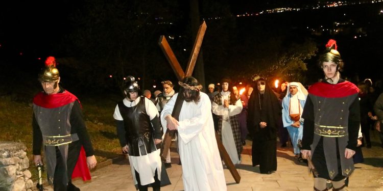 A Sant’Arsenio la Via Crucis itinerante tra le strade del paese