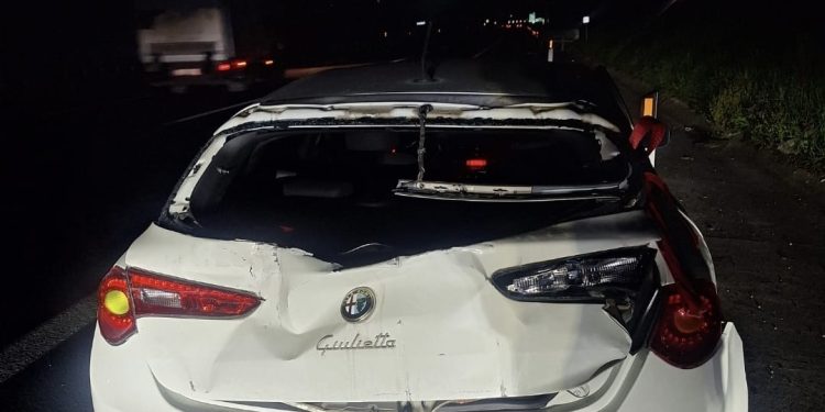 Colpo alla banca di Campagna, bottino da 50mila euro. Ritrovata l’auto usata come “testa di ariete”